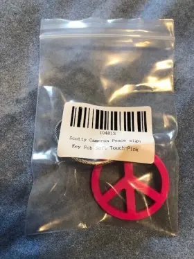 104813 Scotty Cameron Key Fob Peace Sign Pink Rubber-coated Metallic Titleist Nib