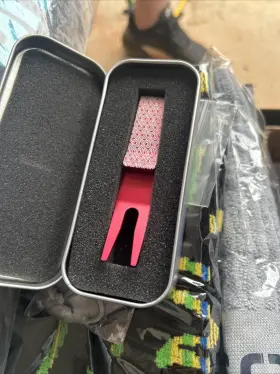 105131 Scotty Cameron New Rare 2023 Clip Casino Floor Bright Dip Red Divot / Pivot Tool